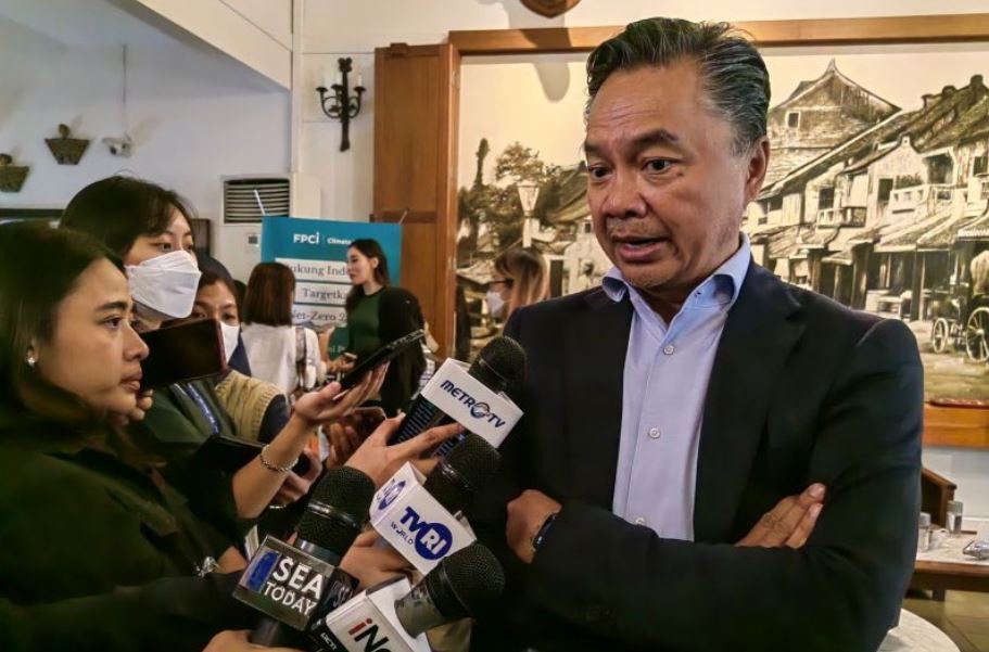 Pendiri dan Ketua Foreign Policy Community of Indonesia (FPCI) Dino Patti Djalal saat diwawancarai wartawan mengenai isu perubahan iklim di Bakoel Koffie, Jakarta, Rabu (21/6/2023). (ANTARA/Sugiharto Purnama)