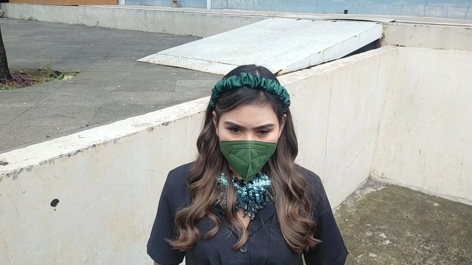 Syahnaz Sadiqah diancam bakal diceraikan oleh suaminya, Jeje Govinda, setelah ketahuan selingkuh. (Abdul Rahman/JawaPos.com)