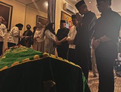 Melawat ke Rumah Duka Desmond J Mahesa, Ganjar Pranowo: Kami Bersaksi Bagaimana Kebaikan dan Ketulusan Perjuanganmu