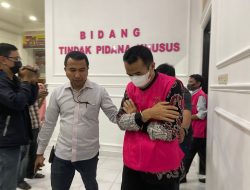 Tersandung Kasus Dana BOS, Mantan Kepsek dan Bendahara SMP di Gowa Dipakaikan Rompi Pink oleh Kejari