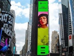 Rinni Wulandari Kaget Fotonya Terpajang di Billboard Times Square New York