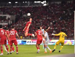 Terima Umpan dari Lemparan Arhan, Sundulan Elkan Baggott Hampir Jebol Gawang Emi Martinez, Bek Jangkung Senang Bukan Main