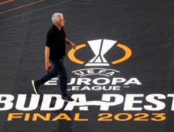 Gagal Juara, Mourinho Berikan Medalinya kepada Fans Cilik Roma