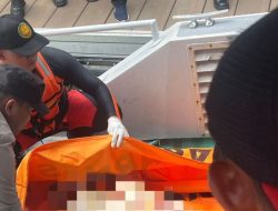 Tim SAR Evakuasi Korban Kecelakaan Kapal Tenggelam