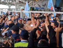 Meski Kedatangannya Mendadak, Anies Diantar Jemput Ratusan Relawan di Bandara Sultan Hasanuddin