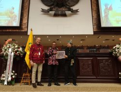 Yan Piet Moso Raih Penghargaan Sebagai Birokrat Pengamal Harmoni Kebinekaan