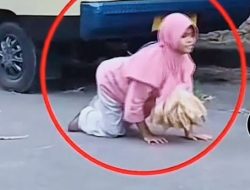 Gadis Cacat di Surabaya Jualan Peyek Sambil Merangkak, Videonya Viral