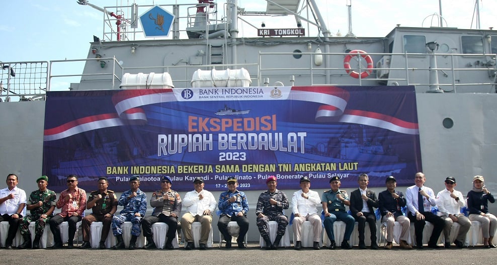 SOSIALISASI MATA UANG. Prosesi pelepasan KRI Tongkol 813 dalam rangka ekspedisi "Rupiah Berdaulat" ke lima pulau terluar Sulsel di Dermaga Lantamal VI, Senin, 17 Juli 2023.(TAWAKKAL/FAJAR)