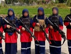 Santriwati Tenteng Senjata Viral, Ade Armando: Mau Perang Lawan Siapa?
