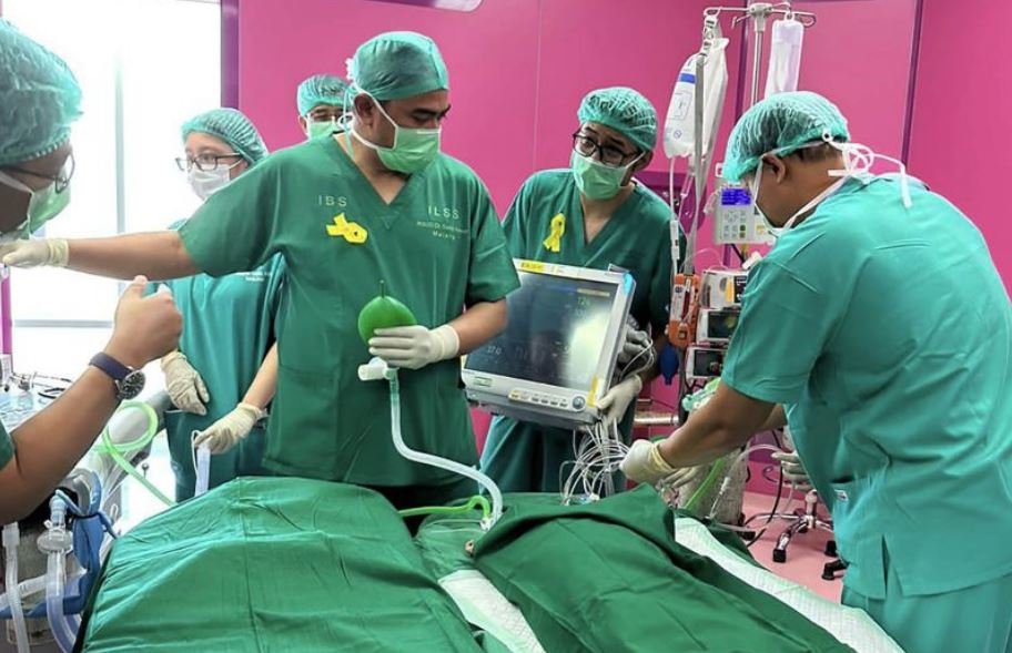 Tim dokter melakukan persiapan pelaksanaan operasi pemisahan bayi kembar siam di Rumah Sakit Umum Daerah (RSUD) Saiful Anwar, Kota Malang, Jawa Timur, Sabtu (12/8/2023). (ANTARA/HO-Humas RSUD Saiful Anwar)