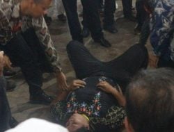 Viral Seorang Emak-emak di Medan Ngamuk dan Lempar Sendal ke Arah Jokowi