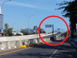Rem Blong, Wadduh! Truk Kontainer di Tol Makassar Terguling