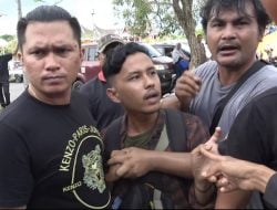 Polisi ‘Berulah’ Lagi, Pakai Sepatu ke Dalam Masjid Raya Sumbar Bubarkan Pendemo hingga Represi Wartawan