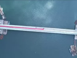 Hubungkan Balikpapan dengan IKN Nusantara, Polri Bentangkan Bendera Merah Putih di Jembatan Pulau Balang