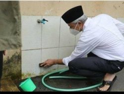 Foto Ganjar Bersihkan Tempat Wudhu, Dokter Tifa: 10 Tahun Rakyat Dibuat Tolol