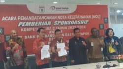 Penjabat Gunbernur Papua Ridwan Rumasukun (ketiga dari kanan) saat menghadiri penandatangan MoU pemberian sponsorship kompetisi Liga 2 antara Bank Papua bersama PT Persipura Papua, di Jayapura, Selasa. (ANTARA/Ardiles Leloltery)