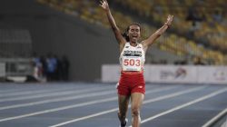 Ekpresi pelari Indonesia Triyaningsih seusai memenangi lari nomor lari 10.000 meter putri SEA Games XXIX Kuala Lumpur di Stadion Bukit Jalil, Kuala Lumpur, Malaysia, Kamis (24/8). Triyaningsih berhasil memperoleh emas dengan catatAn waktu 36 menit 29,27 detik. ANTARA FOTO/Wahyu Putro A/pras/17.