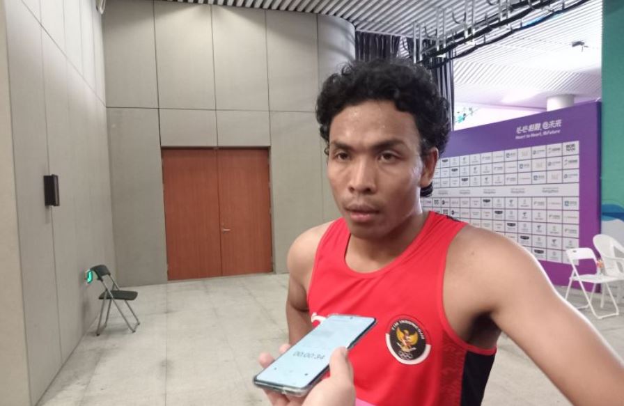 Sprinter Indonesia Lalu Muhammad Zohri menjawab pertanyaan pewarta di mixed zone Hangzhou Olympics Sports Centre, Hangzhou, setelah mengikuti heat 5 lari 100 meter putra, Jumat (29/9/2023). (ANTARA/RAUF ADIPATI)