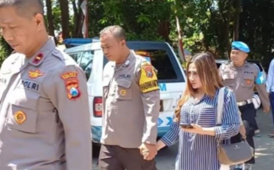 Tangkapan layar di medsos, istri anggota Polri di Probolinggo yang tersandung masalah karena membentak siswi magang di sebuah swalayan (Tangkapan layar di medsos)
