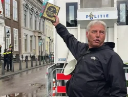 Pentolan PEGIDA, Edwin Wagensveld Bakar Alquran di Depan Kedubes RI Den Haag