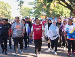Jalan Sehat di GOR Sudiang Didampingi Chaidir Syam, Pj Gubernur Bahtiar: Fasilitas Olahraga Harus Dimaksimalkan