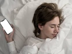 Hentikan Kebiasaan Tidur di Dekat HP, Bahayanya Tak Terduga