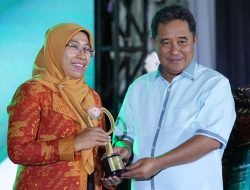 KPID Sulsel Beri Danny Pomanto Penghargaan Kepala Daerah Peduli Digitalisasi Penyiaran