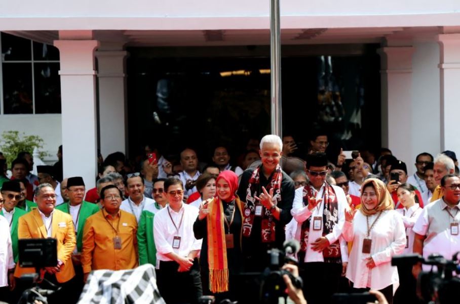 Bakal pasangan calon presiden/wakil presiden Ganjar Pranowo-Mahfud Md. di Kantor KPU RI, Jakarta, Kamis (19/8/2023). ANTARA/HO-PDIP