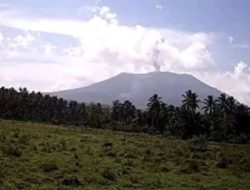Gunung Ibu Erupsi dan Lontarkan Abu Setinggi 800 Meter