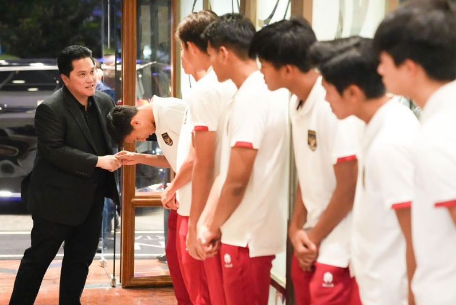 Ketua umum PSSI Erick Thohir ketika memberikan motivasi kepada para pemain Timnas U-17 yang baru pulang dari Jerman, Selasa (24/10/2023).