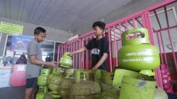 Warga membeli Elpiji 3 Kg di SPBU Ratulangi Kota Makassar. (Nurhadi/FAJAR)