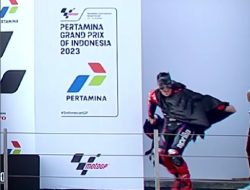 Kembali Bertingkah, Maverick Vinales Naik Podium Dengan Kostum Batman yang Ternyata Buatan Fansnya
