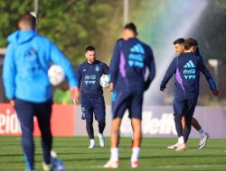 Messi Diragukan Starter Lawan Peru, Neymar Diejek di Brasil