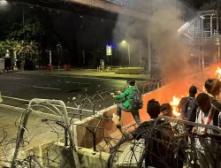 Demo Mahasiswa BEM SI Memanas, Bakar Spanduk di Depan Barikade Polisi