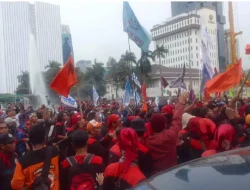 MK Tolak Gugatan Buruh soal UU Cipta Kerja, Aksi Buruh Memanas di Bundaran Patung Kuda