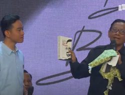 Kado Mahfud MD dan Cak Imin untuk Gibran Jadi Sorotan, Sarat Nasihat untuk Generasi Muda