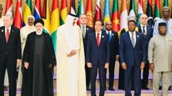 Presiden Joko Widodo berfoto bersama para pemimpin negara Islam yang menghadiri KTT Luar Biasa OKI yang diselenggarakan di King Abdulaziz International Convention Center (KAICC), Riyadh, Arab Saudi, pada Sabtu (11/11/2023). (ANTARA/HO-Biro Pers Sekretariat Presiden)