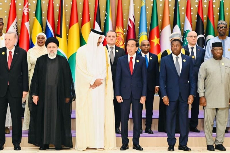 Presiden Joko Widodo berfoto bersama para pemimpin negara Islam yang menghadiri KTT Luar Biasa OKI yang diselenggarakan di King Abdulaziz International Convention Center (KAICC), Riyadh, Arab Saudi, pada Sabtu (11/11/2023). (ANTARA/HO-Biro Pers Sekretariat Presiden)