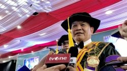 Jenderal TNI Prof. Dudung Abdurachman memberi keterangan kepada media selepas sidang pengukuhan dirinya sebagai Guru Besar Tetap Manajemen Strategis Sekolah Tinggi Hukum Militer di Jakarta, Selasa (7/11/2023). ANTARA/Genta Tenri Mawangi.