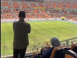Lapangan JIS Tergenang Saat Anies Ikut Nonton, Warganet: Itu Hasil Renovasi Jokowi dan Erick Thohir