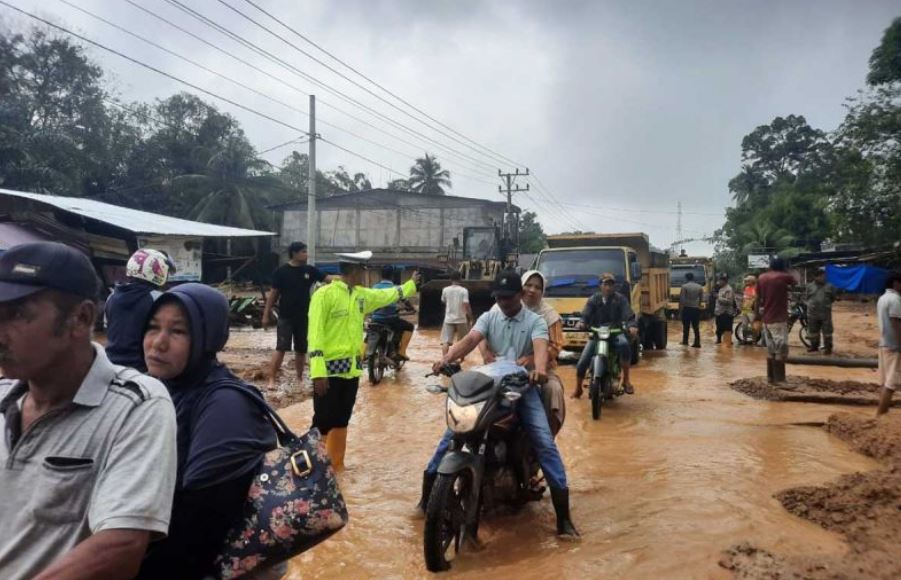 Polisi lalu lintas mengatur kendaraan usai banjir bandang di Ladang Rimba, Kecamatan Trumon Tengah Kabupaten Aceh Selatan. ANTARA/HO-Dok Ditlantas Polda Aceh