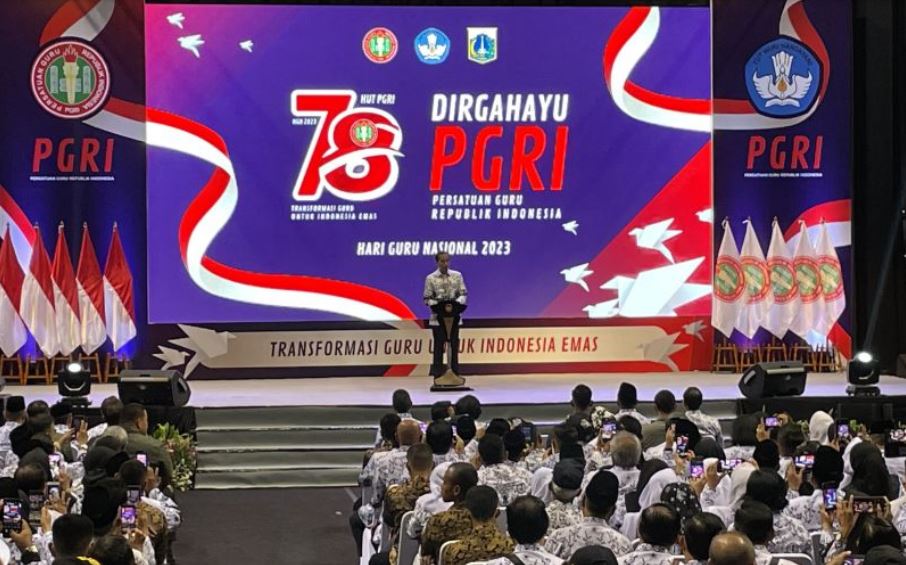 Presiden Joko Widodo menyampaikan sambutan dalam acara Peringatan HUT ke-78 Persatuan Guru Republik Indonesia (PGRI) dan Hari Guru Nasional (HGN) Tahun 2023 di Jakarta, Sabtu (25/11/2023). (ANTARA/Yashinta Difa)