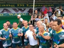 Muhaimin Iskandar Sempatkan Bermain Sepak Bola dengan Pemain Persebaya Legend