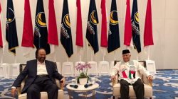 Ketua Umum Partai NasDem Surya Paloh (kiri) bersama dengan mantan Ketua Umum PP Muhammadiyah Din Syamsuddin (kiri) berbincang saat akan melakukan pertemuan tertutup di NasDem Tower, Jakarta, Senin (6/11/2023). ANTARA/Rivan Awal Lingga