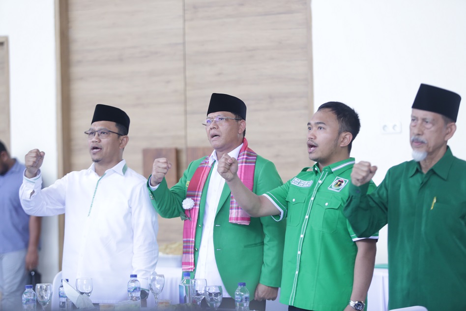 KANTOR BARU. Ketua Umum Partai Persatuan Pembangunan (PPP), Muhammad Mardiono bersama Ketua DPW PPP Sulsel, Imam Fauzan AU saat meresmikan kantor baru setelah renovasi, Jumat, 24 November 2023. Kantor ini terletak di Jalan Sungai Saddang, Kota Makassar. Nurhadi/Fajar