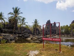 Gua Labirin yang Eksotis di Antara Empang dan Gugusan Karang Istana Karst