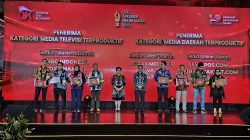 Otoritas Jasa Keuangan (OJK) memberikan penghargaan bagi insan pers di Kempenski Hotel Indonesia, Jakarta, Senin, 27 November. Harian FAJAR menjadi satu-satu media lokal yang dianugerahi penghargaan sebagai terproduktif sub kategori media cetak daerah.