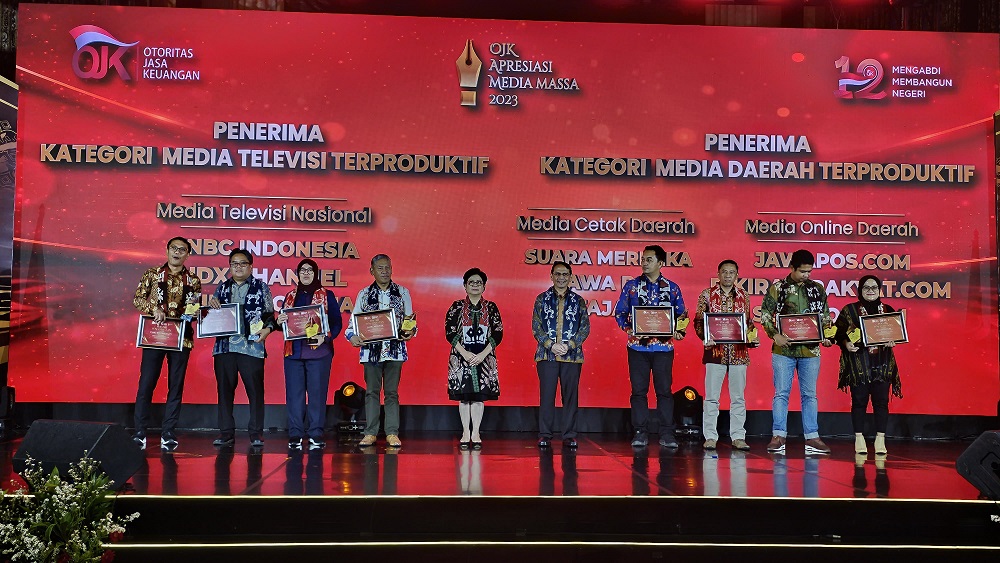 Otoritas Jasa Keuangan (OJK) memberikan penghargaan bagi insan pers di Kempenski Hotel Indonesia, Jakarta, Senin, 27 November. Harian FAJAR menjadi satu-satu media lokal yang dianugerahi penghargaan sebagai terproduktif sub kategori media cetak daerah.