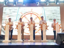 Putar Kemudi Kapal Pinisi, Pj Gubernur Bersama Pimpinan OJK Launching Program EKI di Desa Lembanna