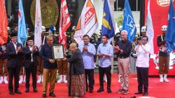 Kampanye Damai. Ketua Museum Rekor Indonesia (MURI) Jaya Suprana (keempat kiri) memberikan pelakat MURI kepada Ketua KPU RI Hasyim Asy?ari (ketiga kiri) yang disaksikan para capres dan cawapres saat acara Deklarasi Kampanye Pemilu Damai 2024 di Gedung KPU RI, Jakarta, Senin, 27 November 2023.MIFTAHUL HAYAT/JAWA POS